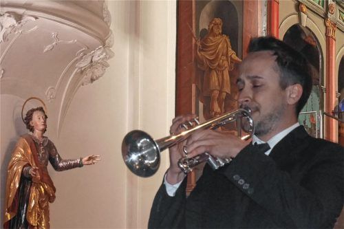 Markus Riepertinger, Solotrompeter des Landestheaters Coburg und Mitglied des Grassauer Blechbläserensembles, ließ am frisch restaurierten Aschauer Grab sein Instrument zu einer eigenständigen Stimme werden.Foto Kirchner