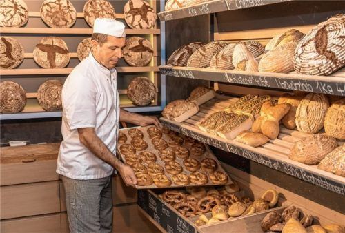 Matthias Wolter in seinem Reich. In der Bäckerei kann man ihm beim Fertigen der Brezen und Co. zusehen. Foto Wolter
