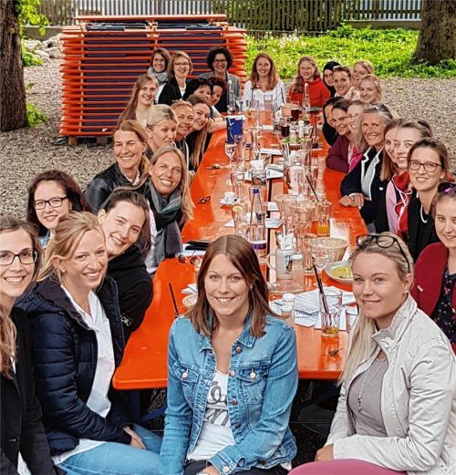 Mentorinnen und Mentees an einem Tisch: Mit 14 Tandems war die Runde aus Wirtschaftakteurinnen und Studentinnen eine der größten des bisherigen Mentoring-Programms an der Technischen Hochschule.Fotos  re