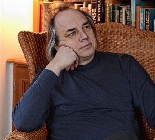 Michael Frohnmeyer, Dirigent und Initiator der „Nachtstücke“, bringt Arvo Pärt auf die Bühne.Foto re