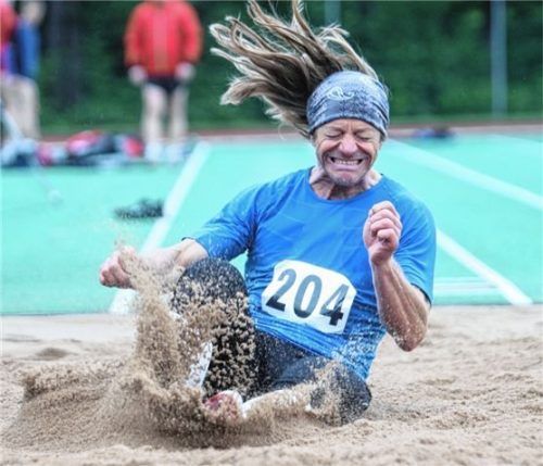 In Aktion fühlt sich Michael Pagels vom TSV 1860 Rosenheim erst so richtig wohl. Hier landet er gerade nach einem Weitsprung in der Sandgrube. Foto Stuffer