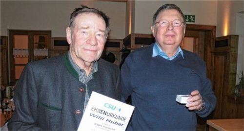 Mit 50 Jahren Mitgliedschaft ist Willi Huber (links) ein CSU-Urgestein. Der scheidende Vorsitzende Sebastian Forstmeier übernahm die Ehrung.Foto fim
