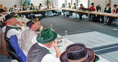 Mit dem Mitgliederschwund in den vergangenen zehn Jahren befassten sich die Vertreter des Trachtenverbandes bei ihrer Zusammenkunft in Raubling.Foto Hötzelsperger