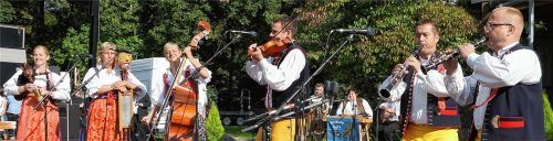 Mit den für die böhmische Volksmusik typischen Instrumenten spielt die Dudelsack-Kapelle auf. Foto  Privat