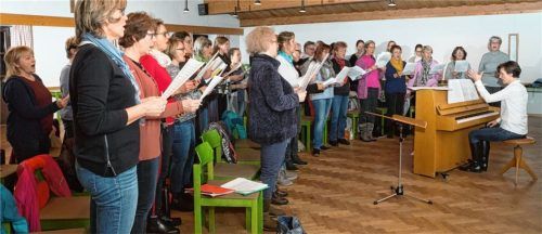 Mit Feuereifer studieren die Sänger die Stücke ein.Fotos  berger