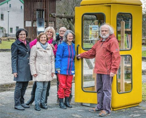 Mit lesenswertem Inhalt gefüllt ist die alte Telefonzelle, die nun am Kinderspielplatz beim Amtshaus in Jettenbach steht. Bürgermeisterin Maria Meier (von links), Elvira Schreiner, Ursula Weidenthaler, Andreas Schreiner und die Paten des Bücherhäusls, Ulrike Zöller und Bernhard Hanneken, freuen sich über die Aktion. Foto  Gerstner