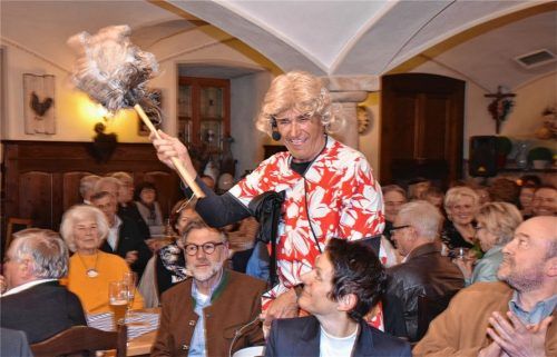 Mit Staubwedel und Putzeimer hält die „weltbekannte Putzfrau aus Rosenheim“, alias Franz Knarr, Einzug in den Saal im „Happinger Hof“. Foto Schlecker