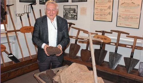 Mit Torf kennt er sich aus: Torf zum Trocknen legen – diese Arbeit hat Erich Schlarb in seiner Kindheit oft verrichtet. Fotos Weinzierl
