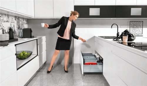 Modernes Abfall-Center: Hier haben auch Putzutensilien und Kehrset Platz. Foto AMK