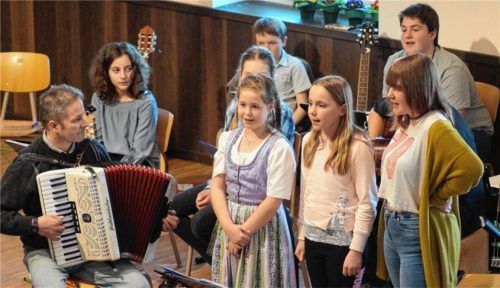 Musik verbindet: Die Buben und Mädchen sangen bezaubernd. Foto haller