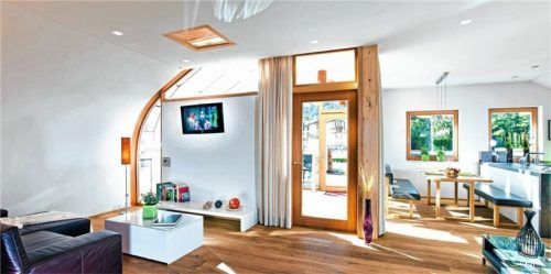 Natürliches Team: Rein mineralischer Tonspachtel und heller Holzfußboden. Foto PR Jäger