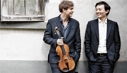 Neustart: Nils Mönkemeyer und William Youn (rechts) eröffnen Inselkonzerte 2019 als Duo mit einem Konzert am Samstag, 6. April. Foto Irène Zandel