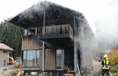 Nicht mehr zu retten ist das Zweifamilienhaus, das in Bad Endorf in Brand geriet. Auslöser des Unglücks waren wohl Bauarbeiten. Foto mmelburger