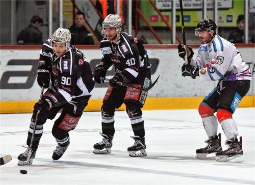 Nicht zu bremsen: Chase Witala (links), der alle drei Starbulls-Tore erzielte. Den ersten Treffer legte Michael Baindl (Mitte) mustergültig auf. Rechts der Essener Yannis Walch. Fotos  Ziegler