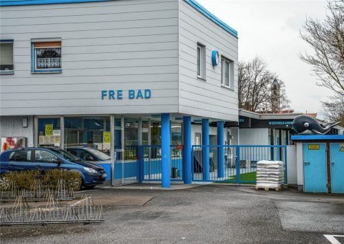 Noch fehlt das „i“ im Freibad-Schriftzug, aber bis zur Eröffnung Anfang Mai soll alles bereit sein. Die Eintrittspreise bleiben laut jüngstem Stadtratsbeschluss für die Bürger gleich. Foto Buhleier