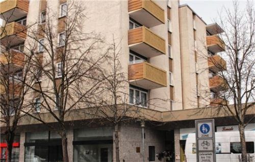 Noch ist der Aufzug in der Wohnanlage der Prager Straße kaputt. Bereits seit sieben Wochen müssen die Mieter – darunter auch gehbehinderte – die Treppe nehmen. Eine erneute technische Prüfung hat nun ergeben, dass der Lift doch repariert werden kann. Das soll noch diese Woche passieren. Foto  lohmann