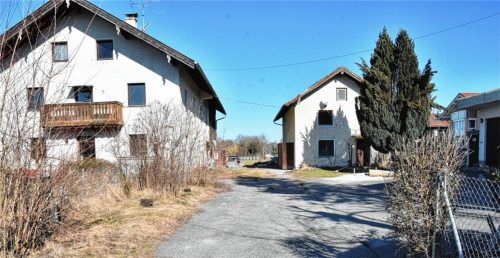 Noch ist der Tulpenweg ein Asphalt-Flickerlteppich zu zwei nur mäßig schönen Wohnhäusern. Auf der Fläche hinter den Häusern setzt die Gemeinde in diesem Jahr viel Geld um. Sie kauft Wohnungen, verkauft Grund für ein Altenheim, und Platz für einen Kindergarten wäre auch noch. Foto Schlecker