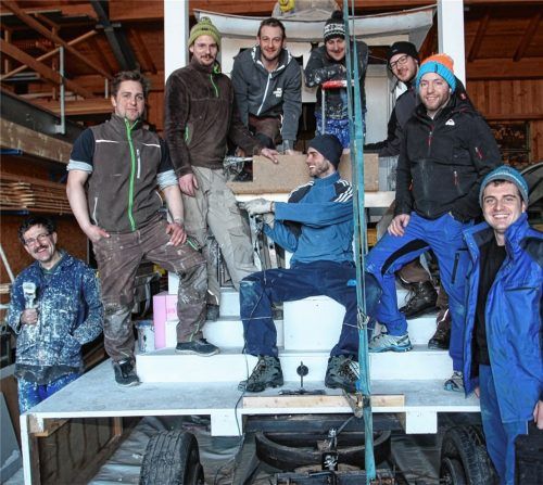 Noch mitten in der Arbeit: die Flintsbacher Wagenbauer. Im Bild von links lächeln Bernhard Obermair, Josef Achrainer, Wagenbauerchef Hans Maier, Martin Wons, Simon Obermair, Florian Mayer, Christoph Rauscher und Franz Astner in die Kamera. Matthias Nickl sitzt in der Mitte.Foto
