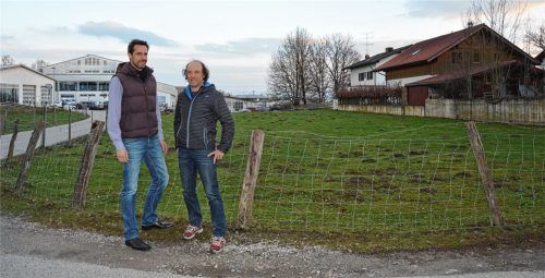 Da war die Welt noch in Ordnung: Pastor Frederik Woysch (links) im März 2019 mit Landwirt Hermann Kühn, einer der Grundeigentümer, mit dem für den Kita- und Kirchenbau Grundstücke getauscht wurden.Foto Duczek