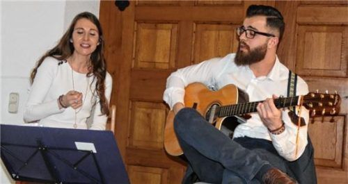 Patricia Burkhart und Hassan Al Assadi begeisterten beim „Purpleblue Hilal“-Konzert auch im Duett. Nicht auf dem Foto ist ihr kongenialer Bandkollege Wolfgang Prechter. Foto Müller