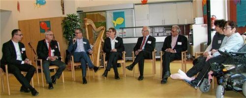 Personen von links nach rechts: Landkreisdekan DK Daniel Reichel, Caritas Kreisgeschäftsführer Erwin Lehmann, Norbert Haimerl, rfo (Moderation), stellvertretender Landrat Dieter Kannengießer, Zweiter Bürgermeister Stadt Rosenheim Anton Heindl, Bürgermeister Schonstett Josef Fink, Einrichtungsleitung Margit Rychly, Heimbeirätin Rita Eggersdorfer. Foto Caritas