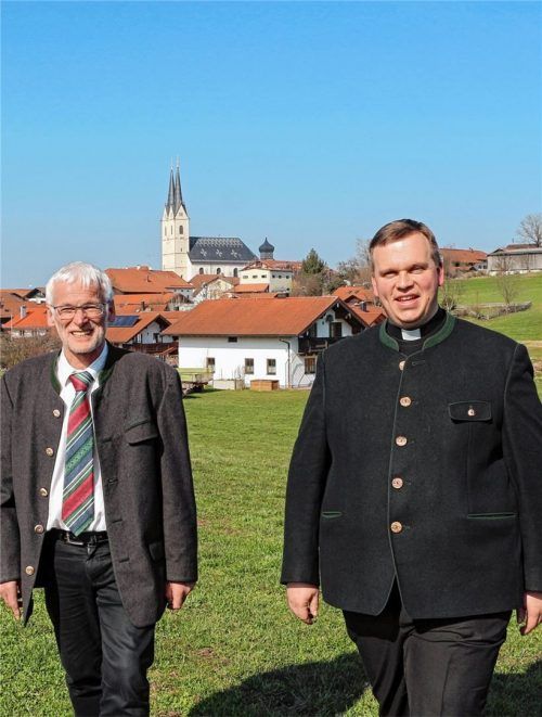 Pfarradministrator Bruno Bibinger (rechts) übernimmt zusammen mit Diakon Josef Hilger die Leitung des Pfarrverbands Tuntenhausen-Schönau. Sie schultern gemeinsam die zusätzlichen Aufgaben, bedingt durch die Auszeit von Pfarrer Sinha Roy.Foto Stache