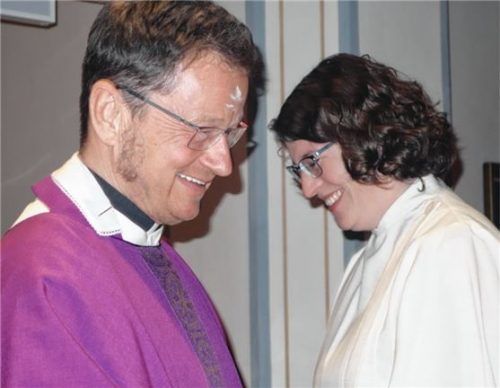 Pfarrer Maurus Scheurenbrand hat die Pastoralreferentin Elisabeth Maier bei einem Gottesdienst vorgestellt. Foto re