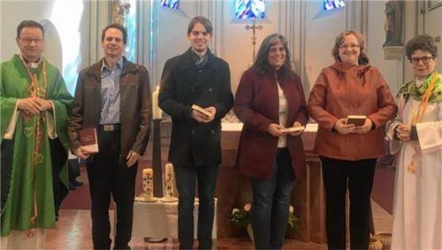 Pfarrer Maurus Scheurenbrand (links) und Pastoralreferentin Martina Mauder (rechts) freuen sich über die neuen Lektoren Paul Grimm, Leonhard Sedlbauer, Renate Eder und Anita Hagn (von links). Foto  Obermayr