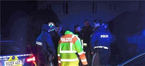 Polizeibeamte besprechen sich nach der Verfolgungsjagd. Foto FDL/Lamminger