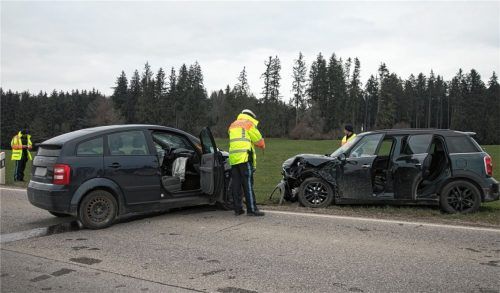Polizisten bei der Unfallaufnahme: Für den 78-jährigen Fahrer des Audi kam jede Hilfe zu spät. Foto FDL/Lamminger