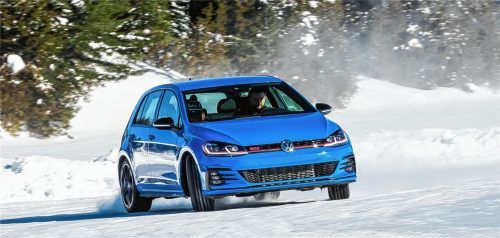 Quirliges Quertreiben: Der Golf GTI driftet kontrolliert über die schneebedeckten Flächen.Foto : Auto-Medienportal.Net/Volkswagen, Jordan Lenssen