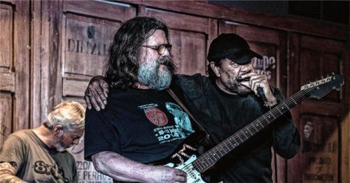 Rau, kraftvoll, ungeschliffen klingt seine Stimme: Boo Boo Davis (rechts) zusammen mit Gitarrist Jan Mittendorp.Foto Kirchner