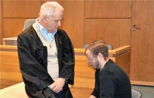 Rechtsanwalt Dr. Andreas Michel mit seinem Mandanten, einem 25-jährigen Riederinger. Foto Schlecker