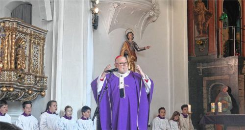 Reinhard Kardinal Marx, der Erzbischof von München und Freising, segnete am gestrigen Sonntag das Heilige Grab in Aschau. Foto Kirchner