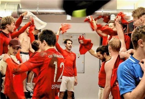 Riesenjubel in der Wasserburger Kabine nach dem 3:0-Sieg im Spitzenspiel. Foto Stürmlinger