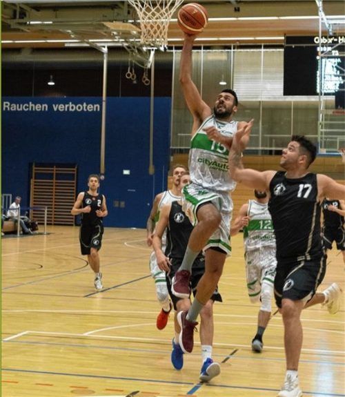 Roberto Malpede hatte mit 15 Rebounds einen entscheidenden Anteil am Rosenheimer Sieg.Foto Walter