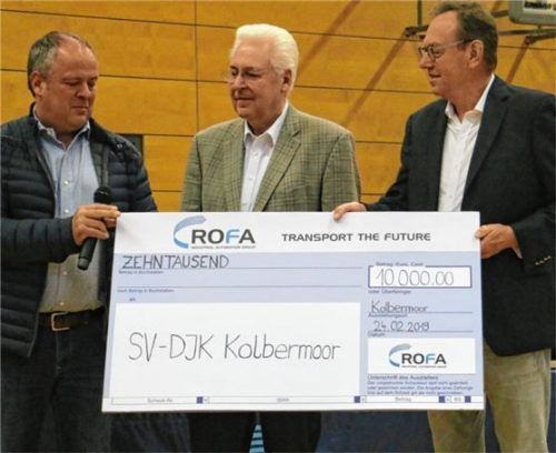 ROFA-Vorstandsmitglied Rainer Lange überreichte im Beisein des Kolbermoorer Vorstandssprechers Gerhard Duschl an Günter Lodes einen Scheck über 10000 Euro (von links). Foto eg