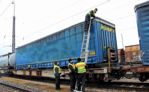 Rosenheimer Bundespolizisten kontrollieren akribisch einen Güterzug. Noch 2018 entdeckte die Bundespolizei am Rosenheimer Bahnhof rund 40 Migranten (kleines Bild), die mit Güterzügen unterwegs waren. Mittlerweile finden Güterzugkontrollen schon am Brenner statt.