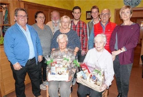 RV-Vorsitzender Albert Lehner (hinten von links) dankte Luise Kneißl, Franz Söllner, Anni Brandwirth, Thomas Kneißl, Matthias Maier, Anton Harrer, Gerti Cronauer und besonders den „treuesten Radlern“ Anni Galneder (vorne links) und Lotte Bachmaier für ihre langjährige Mitgliedschaft. Foto  bachmaier