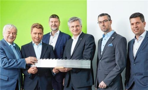 Sägeblatt als Produkt und Symbol der Übernahme: Gründer und Geschäftsführer von Serra, Hans und Johann Fritz, mit den Vorständen von Wintersteiger, Harold W. Kostka, Dr. Florestan von Boxberg, Andreas Doubrava sowie Christian Mayer, Geschäftsleiter von Serra (von links). Foto resch
