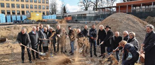 Schaufeln für die Erweiterung und Generalsanierung des Karolinen-Gymnasiums: Vertreter aus Politik und Gesellschaft. Fotos Schlecker