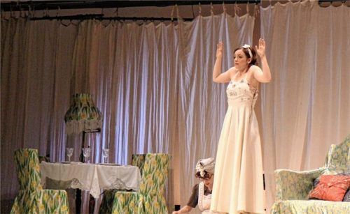 Schick machen für den Verehrer: Der Besuch eines Arbeitskollegen weckt in Mutter Amanda (Anna Thalbach) die Hoffnung, aus dem ärmlichen Hinterhofleben herauszukommen. Ihre Tochter Laura (Nellie Thalbach) hält still, während ihre Mutter sie zurechtmacht. Fotos  von Ahn