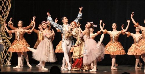 Schön, schöner am schönsten sind die jungen Damen, die den Prinzen heiraten wollen, im Ballett Cinderella des Klassischen Moskauer Balletts.Fotos  Benekam
