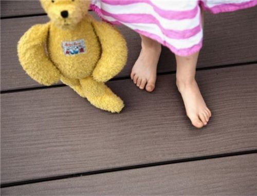 Schuhfreie Zone: Hochwertige Terrassendielen sind splitterarm.Foto djd-mk/megawood.de/Stefan Deutsch