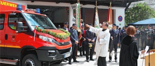 Segnung des neuen Tragkraftspritzenfahrzeug-Logistik durch Pfarrer Paul Janßen und Pfarrerin Betina Heckner.Foto Rehberg