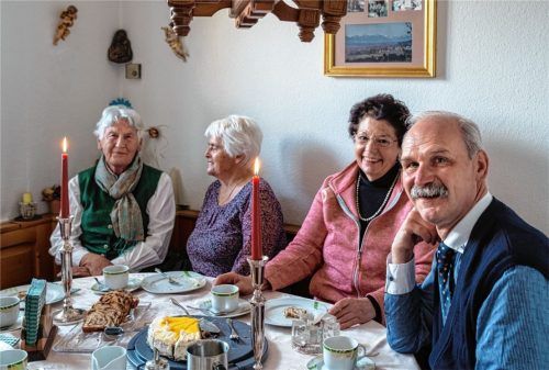 Seit 60 Jahren sammeln Irene Buchberger (links) und Marianne Lomertin (daneben) schon für die Caritas. Grund genug für Brannenburgs Pfarrer Helmut Kraus (rechts) und Pfarrgemeinderatsvorsitzende Anni Kuchler (Zweite von rechts), sich mit einem Kaffeekränzchen zu bedanken.Foto thomae