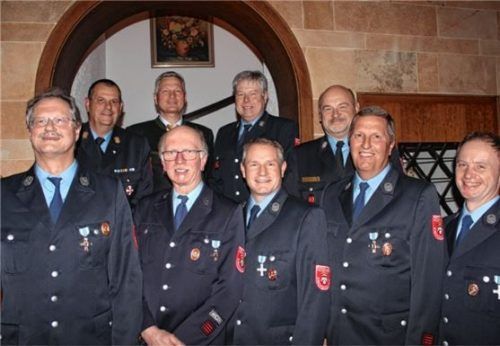 Seit Jahrzehnten aktiv für die Feuerwehr Kirchdorf im Einsatz und deshalb geehrt (vorne von links): Gerhard Kluger, Vigil Weber, Andreas Grabichler, Josef Hamberger und Andreas Mehringer mit den Verantwortlichen (hinten) um Kreisbrandinspektor Max Goldbrunner (links).