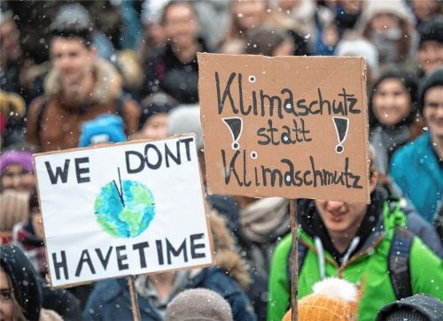 Seit Wochen kommen freitags Schüler in München zusammen und gehen für den Klimaschutz auf die Straße. Auch vom Gymnasium Waldkraiburg beteiligen sich Jugendliche. Die Schule hat eine Regelung gefunden. Foto Peter Kneffel/dap