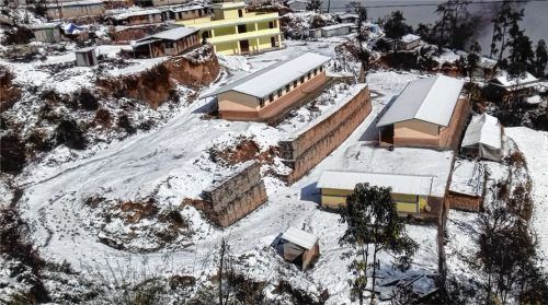 Seltener Anblick:  die mit Mitteln von „Ukalo“ errichtete Oberschule in Jethal im Schnee. Fotos  re