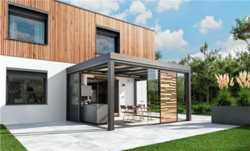 Senkrechte Glaselemente lassen sich je nach Witterung verschieben.